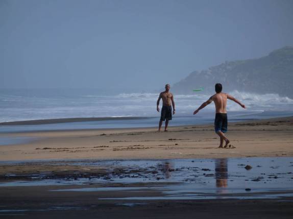 Dia ensolarado e tranquilo na praia de Kalalau, em Kauai, no Havaí